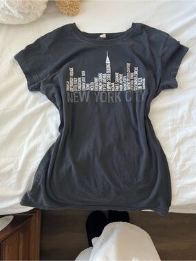 New York City Graphic Tee - Women's Black Crewneck